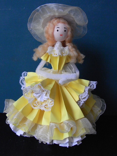 くすだま折りのフランス人形　黄色