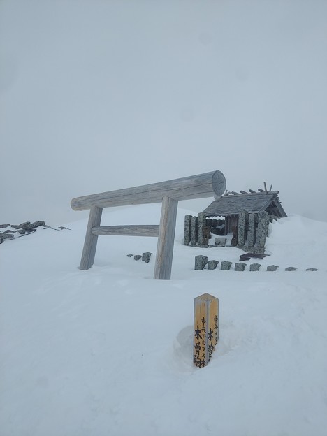 日本の山　雪山講習会STEP2　木曽駒ケ岳　雪に埋もれた山頂道標
