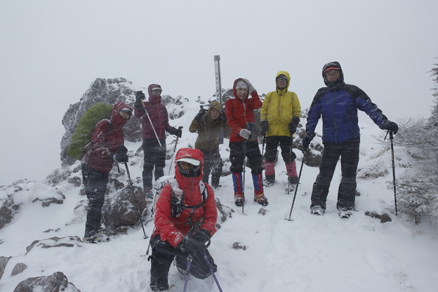 写真: 日本の山 雪山講習会入門 北八ヶ岳縦走 茶臼山展望台は吹雪いていました