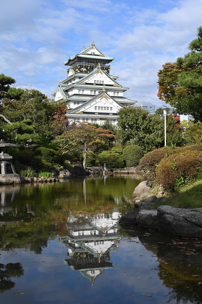 Photos: 大阪城と日本庭園 (水鏡)