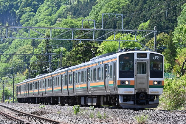 写真: 上越線普通列車 下り (211系)