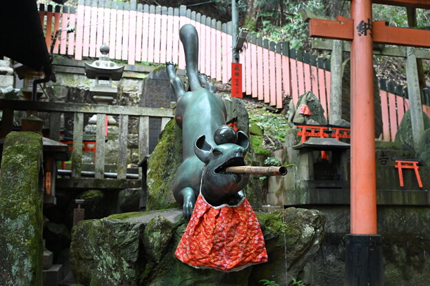 伏見稲荷大社 眼力社の鳥居の横のキツネの像