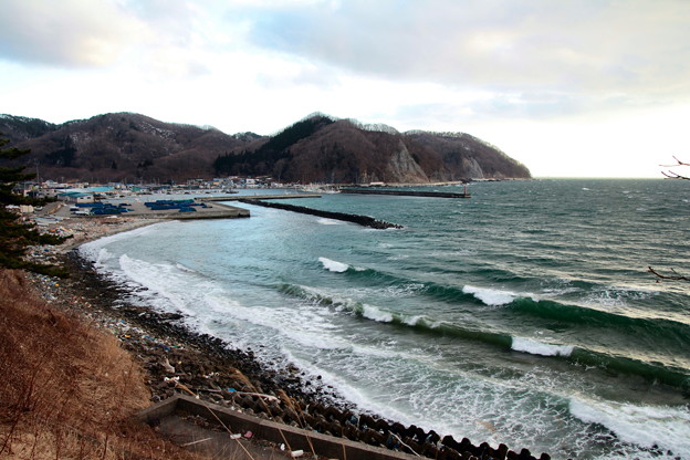 Photos: 打ち寄せる波と漁港