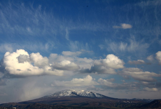 写真: 雲・八甲田山と遊ぶ