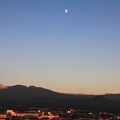 写真: 夕暮れ八甲田山と月