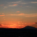 写真: 日没・岩木山