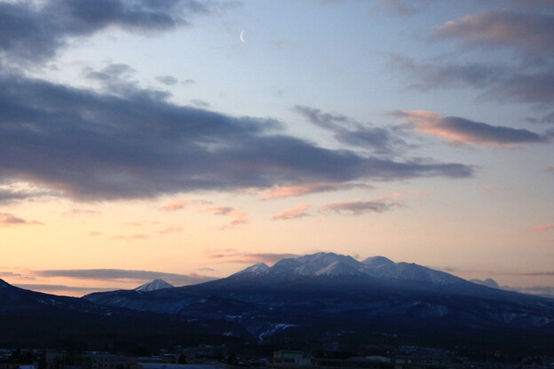 写真: 月齢26.0の月と八甲田山