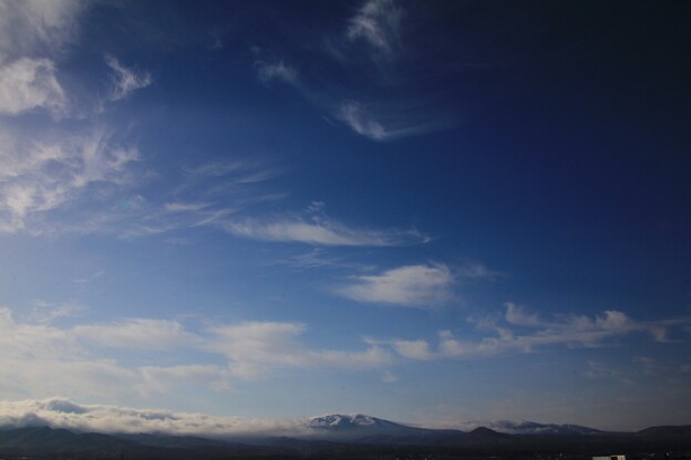 写真: 八甲田山と雲