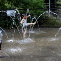 写真: 子供の水遊び　足蹴り