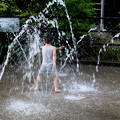写真: 子供お水遊び　エイー！