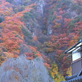 民家と吹割の滝の絶壁の紅葉