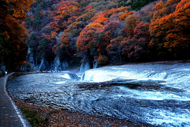 Photos: 自然の作り出す紅葉風景
