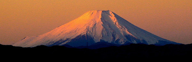 ２０２２年の元日の朝陽が浴びる富士山(６時５０分）