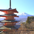 Photos: 元日の新倉山の五重塔と富士山　右側から