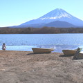 静かな精進湖の元日の富士山