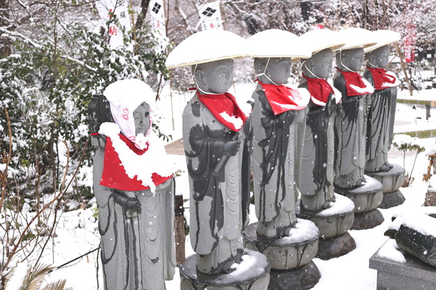 初雪の笠地蔵　多聞院の初雪