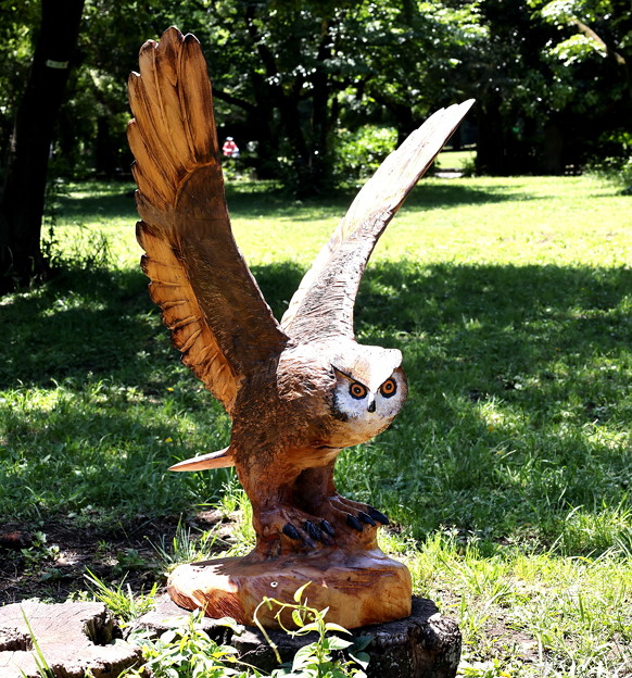 躍動的なフクロウの彫刻