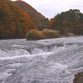 秋　吹割滝の流れ