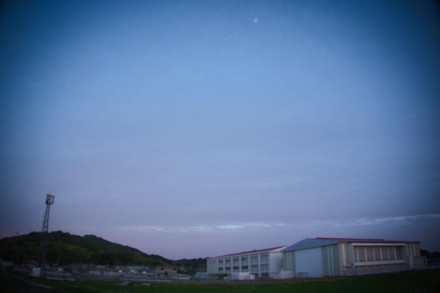写真: 月と校舎と電波塔