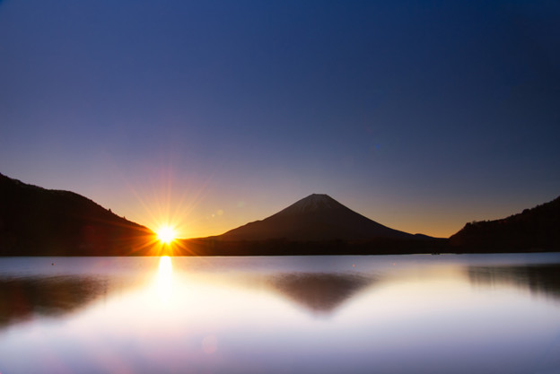 写真: 精進湖の夜明け