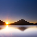 写真: 精進湖の夜明け