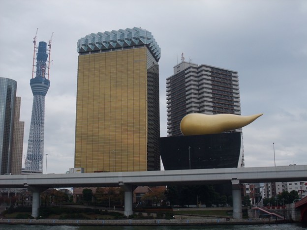 写真: 東京2  未だ完成途中のスカイツリーとアサヒビールのビル