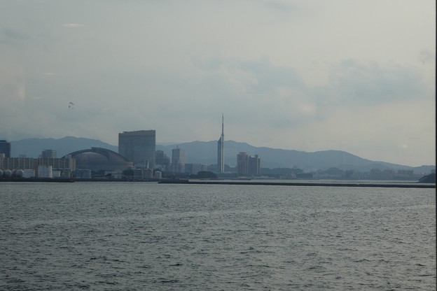写真: 博多湾からの眺め〜