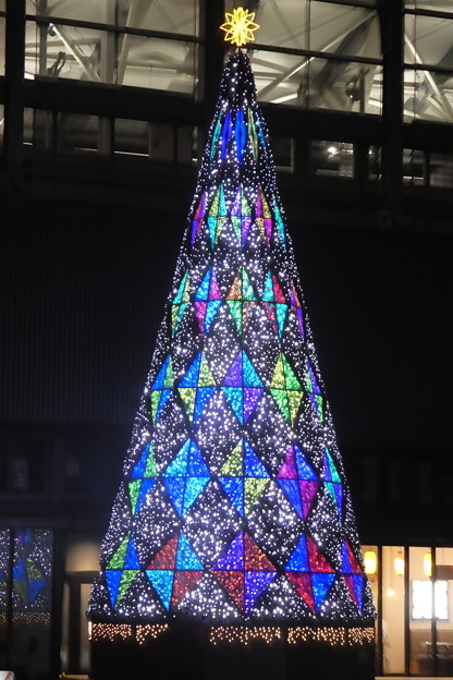 写真: 長崎駅東口のクリスマスツリー