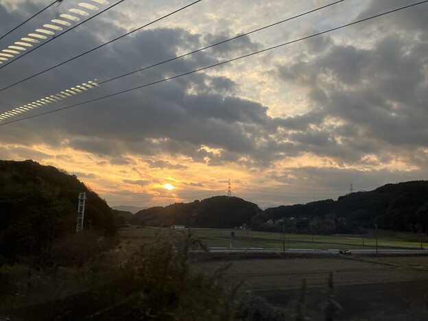 電車内からの朝陽