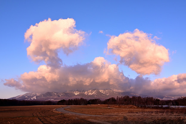 Photos: 八ヶ岳を覆うカニさん雲