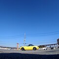 Photos: 青い空、黄色いクルマ_2023/11/28
