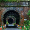 写真: 線路・トンネルの道路