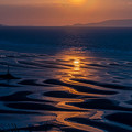 写真: 三日月の砂紋と夕陽