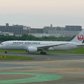 写真: JAL  B787-8　出発