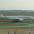 写真: JAL  A350　到着
