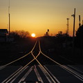 写真: 夕日に浮かぶ鉄路