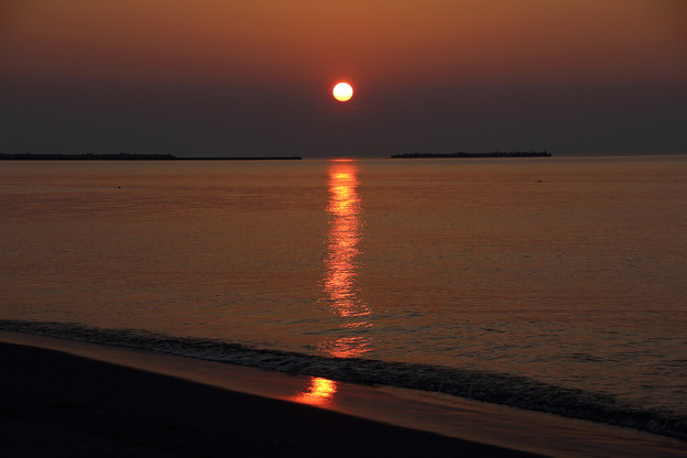 写真: 斜里港に沈む夕日