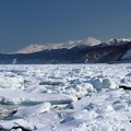写真: 流氷と知床連山230305