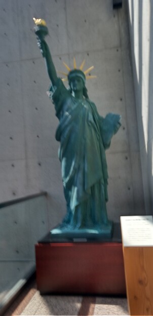 写真: 自由の女神像の原型　ｵｰｶﾞｽﾃ･ﾊﾞﾙﾄﾙﾃﾞｨ作　19世紀　高さ276cm　ルーブル彫刻美術館　KIMG5843pz