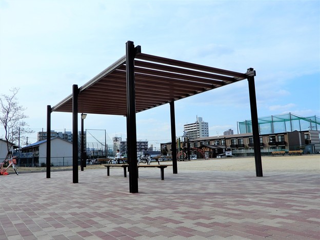 写真: JR高井田中央駅西側の公園