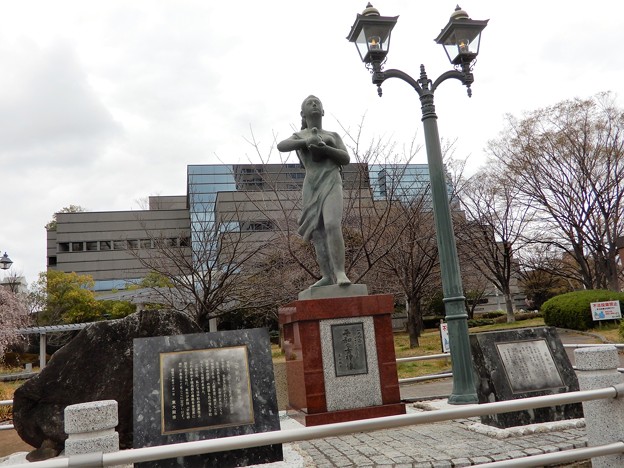 Photos: 大阪府立中央図書館前庭の平和の女神像