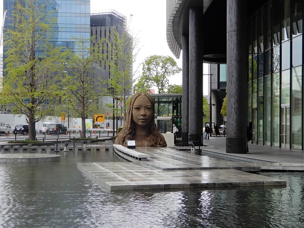 大阪駅前梅北広場の女性像