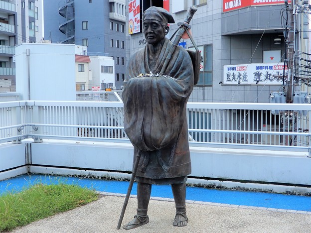 松尾芭蕉像（JR石山駅南口、京阪電車石山駅連絡橋広場） (1)