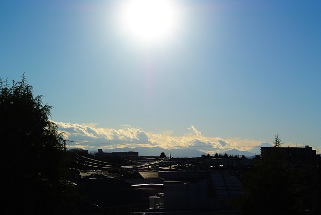 写真: 我が家のベランダより夕刻の丹沢山地と富士山