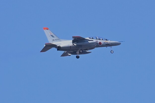 写真: K川上空・T-4練習機
