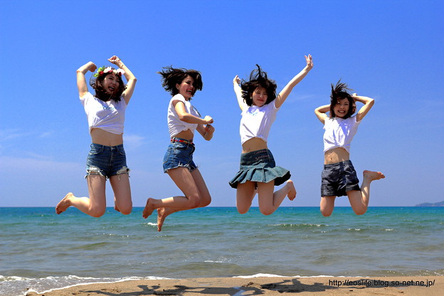 写真: 浜辺でジャンプ！