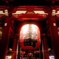 写真: 夜の浅草寺