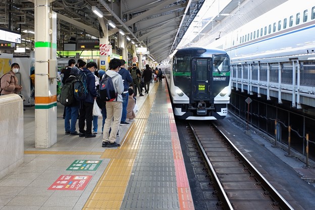写真: 2021.11.14　東京駅　10番ホーム　修学旅行列車