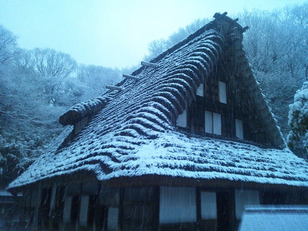 雪と藁ぶき屋根