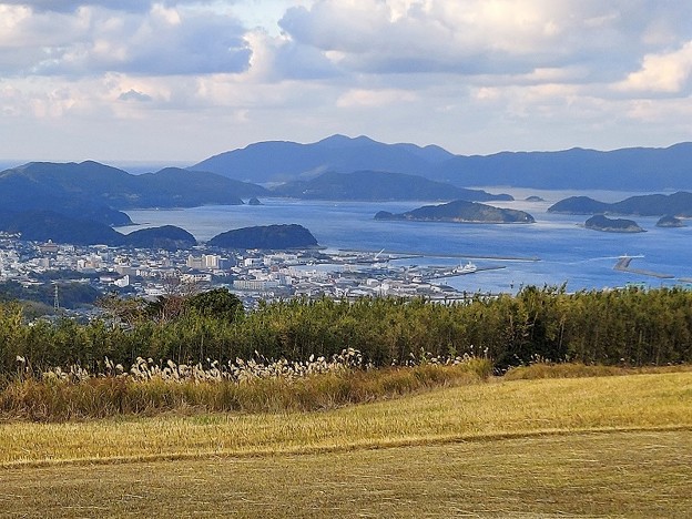 写真: 五島のおみやげ写真・鬼岳から福江港を望む